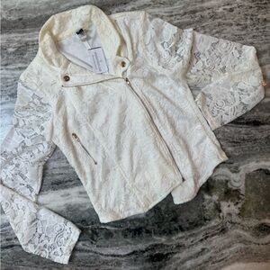 NWT Windsor Ivory Lace Jacket with Zipper
Size Medium